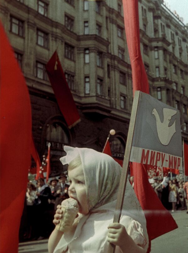 Cô bé ăn kem trong cuộc tuần hành ngày 1 tháng Năm. - Sputnik Việt Nam