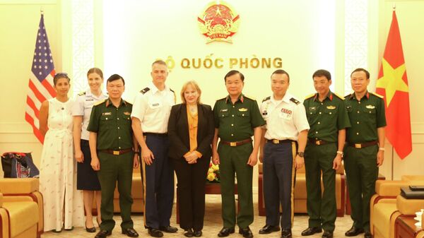 Hoa Kỳ tiếp tục hợp tác, hỗ trợ Việt Nam khắc phục hậu quả chiến tranh Sáng 7-6, tại Trụ sở Bộ Quốc phòng, Thượng tướng Hoàng Xuân Chiến, Ủy viên Trung ương Đảng, Thứ trưởng Bộ Quốc phòng Việt Nam tiếp Bà Ann Marie Yastishock (An Me-ri Y-át-ti-sóc) - Sputnik Việt Nam