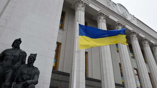 Quốc kỳ Ukraina trên tòa nhà Verkhovnaya Rada ở Kiev - Sputnik Việt Nam