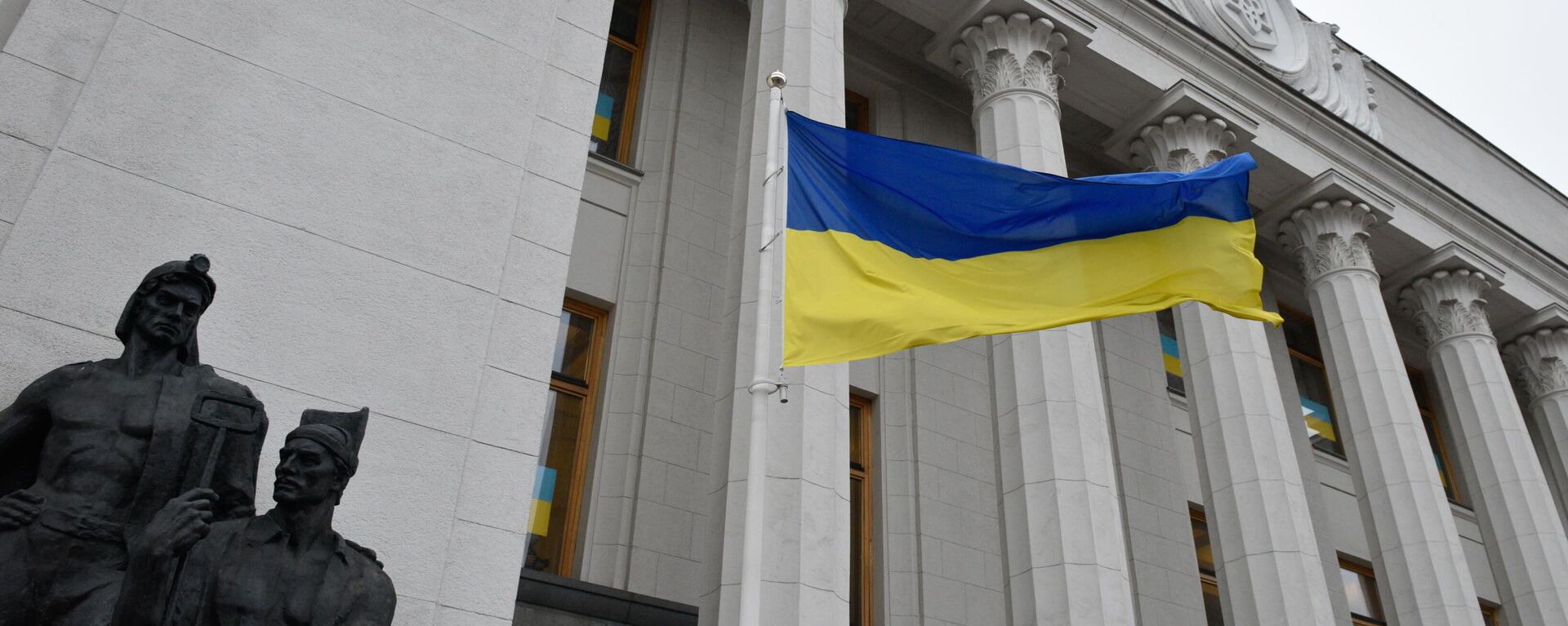 Quốc kỳ Ukraina trên tòa nhà Verkhovnaya Rada ở Kiev - Sputnik Việt Nam, 1920, 02.09.2022