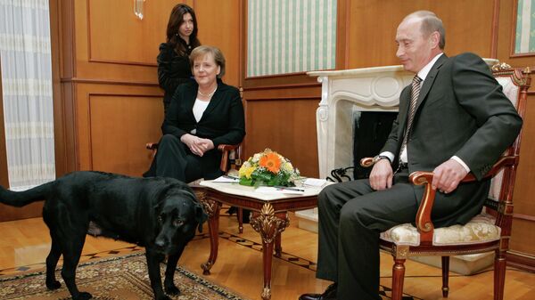 Thủ tướng Đức Angela Merkel và Tổng thống Nga Vladimir Putin trong cuộc gặp tại dinh thự Sochi của Tổng thống Nga Bocharov Ruchey - Sputnik Việt Nam