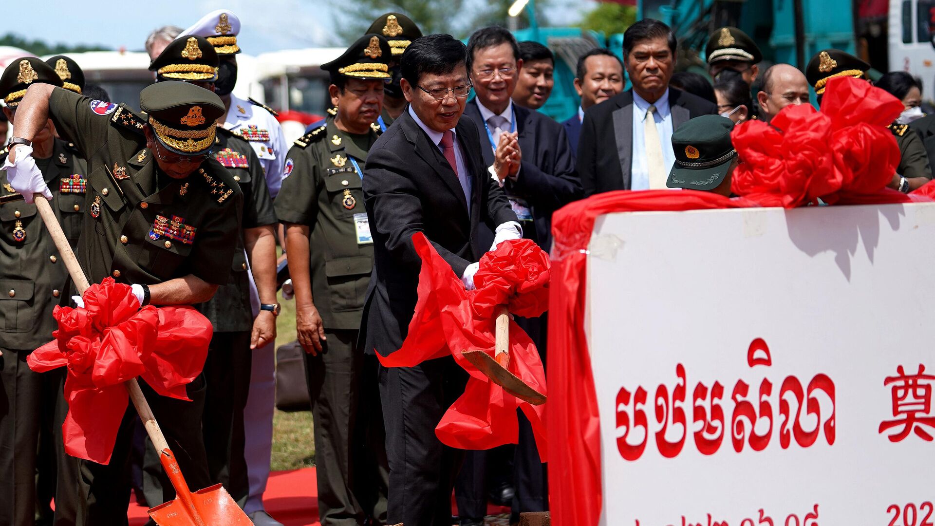 Bộ trưởng Bộ Quốc phòng Campuchia Tea Banh và Đại sứ Trung Quốc Wang Wentian tại lễ khởi công xây dựng căn cứ Ream ở Campuchia - Sputnik Việt Nam, 1920, 08.06.2022