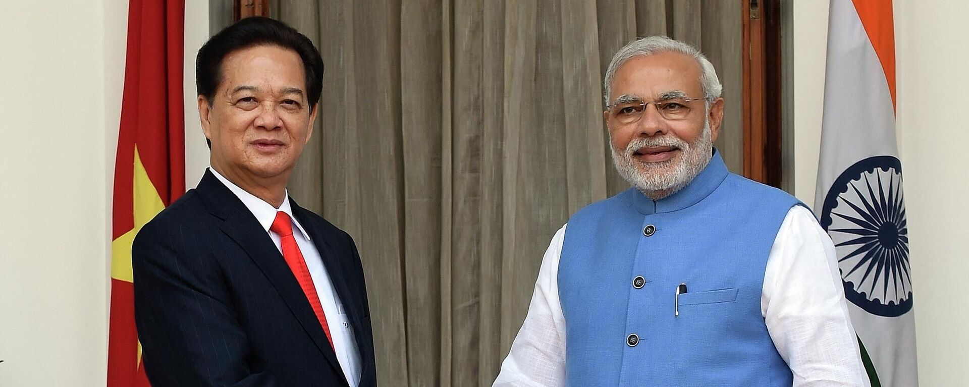 Thủ tướng Ấn Độ Narendra Modi và Thủ tướng Việt Nam Nguyễn Tấn Dũng bắt tay trước cuộc hội đàm tại New Delhi - Sputnik Việt Nam, 1920, 09.06.2022