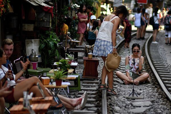 Du khách trong khu cafe du lịch trên đường tàu Hà Nội. - Sputnik Việt Nam