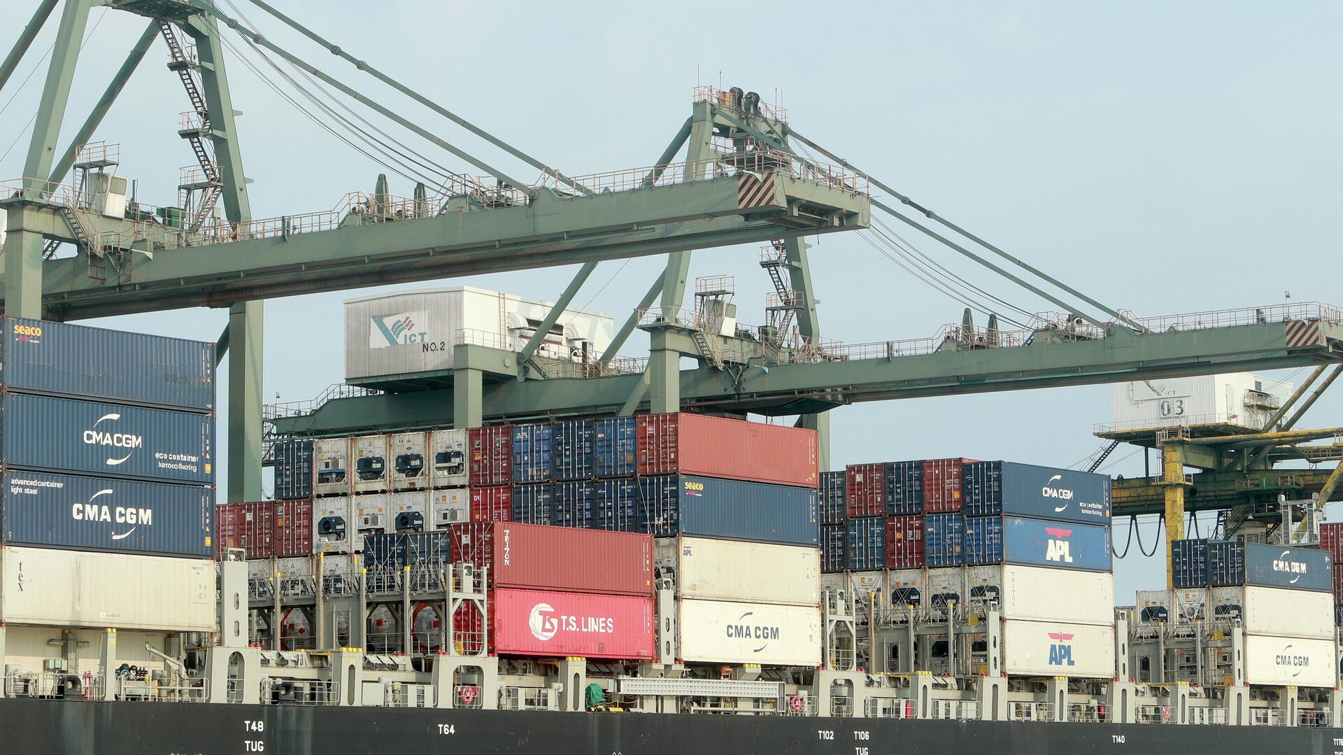 Container vận tải đang được xếp lên tàu tại Cảng Sài Gòn, Thành phố Hồ Chí Minh, Việt Nam - Sputnik Việt Nam, 1920, 22.01.2023