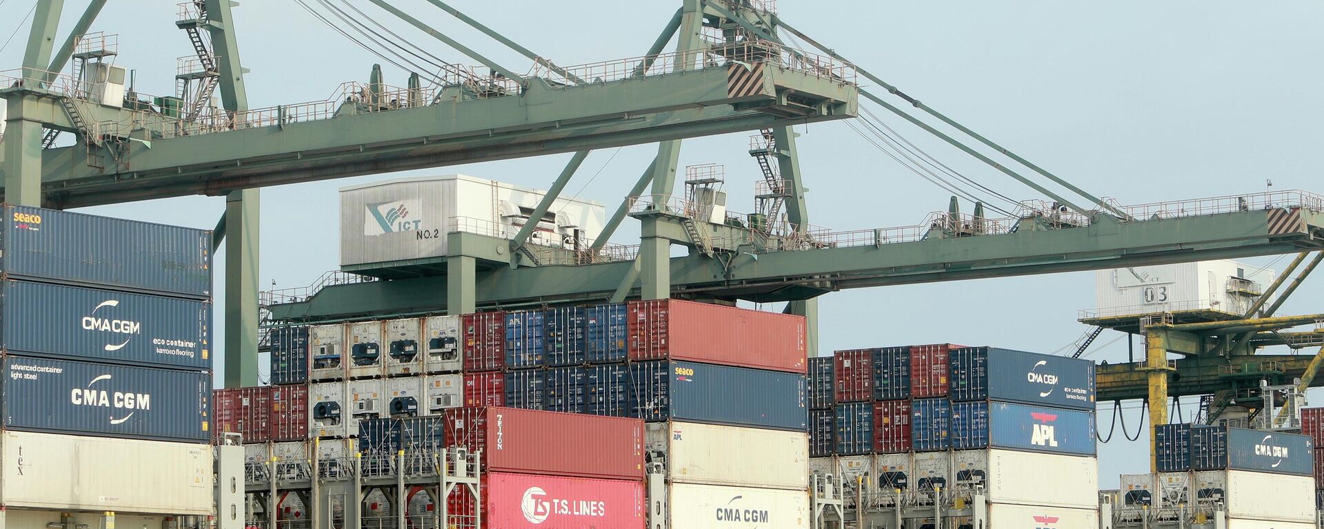 Container vận tải đang được xếp lên tàu tại Cảng Sài Gòn, Thành phố Hồ Chí Minh, Việt Nam - Sputnik Việt Nam, 1920, 26.04.2023