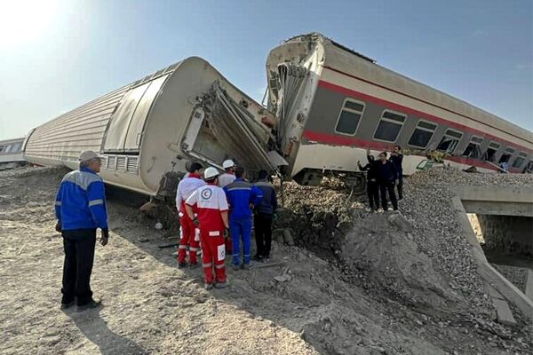 Hiện trường vụ đắm tàu ​​hỏa trên đường từ Mashhad đến Yazd ở Iran. - Sputnik Việt Nam