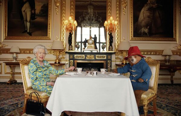 Nữ hoàng Elizabeth II và gấu Paddington trong một bức ảnh từ bộ phim Kỷ niệm của Nữ hoàng. - Sputnik Việt Nam