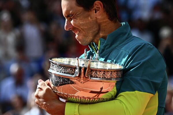 Tay vợt người Tây Ban Nha Rafael Nadal cầm Cúp ngự lâm, ăn mừng chiến thắng ở giải Roland-Garros Open. - Sputnik Việt Nam