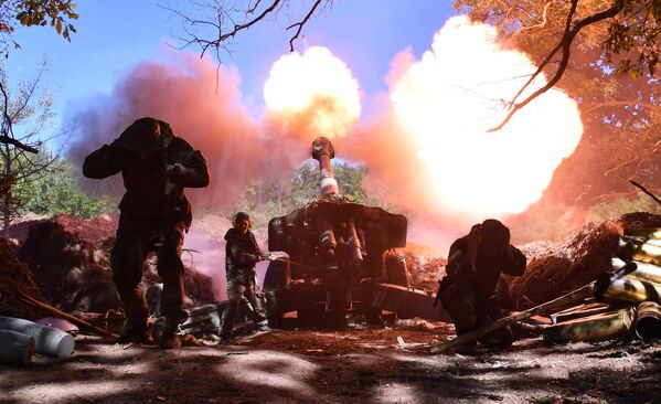 Pháo binh Cộng hòa Nhân dân Lugansk bắn phá các vị trí của Ukraina từ ngoại ô Popasna. - Sputnik Việt Nam