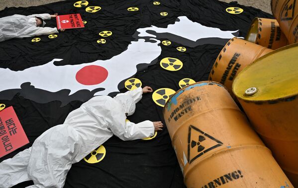 Các nhà hoạt động môi trường Hàn Quốc trong cuộc biểu tình ở Seoul phản đối kế hoạch đổ nước phóng xạ từ Fukushima ra biển của Nhật Bản. - Sputnik Việt Nam
