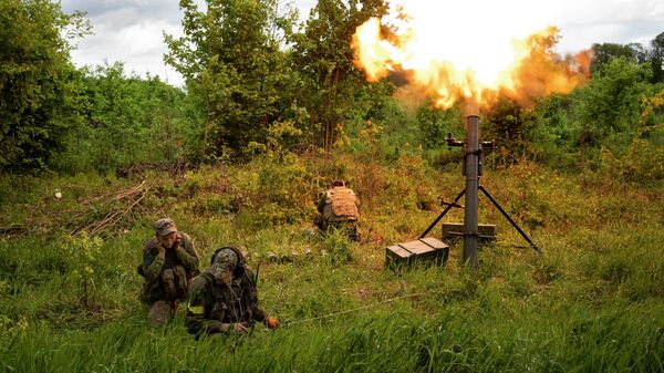 Quân đội Ukraina bắn từ súng cối - Sputnik Việt Nam