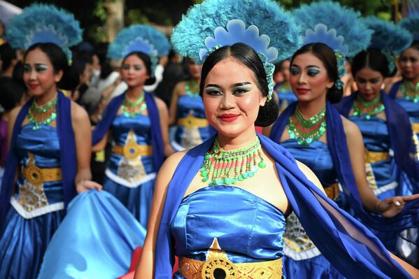 Phụ nữ Bali trong cuộc diễu hành tại Lễ hội Nghệ thuật Bali lần thứ 44 ở Denpasar, Indonesia. - Sputnik Việt Nam