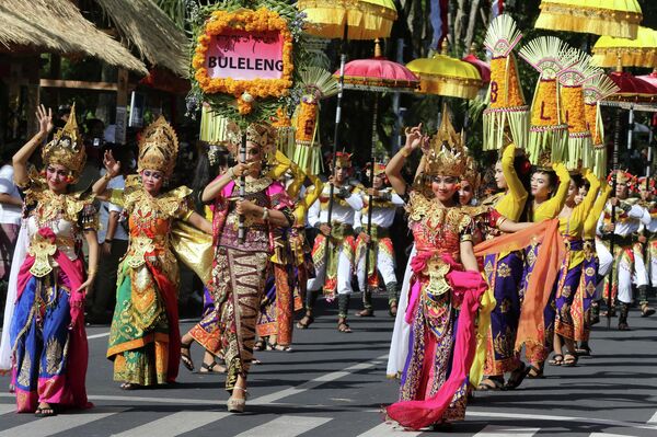 Cuộc diễu hành của các vũ công trong lễ khai mạc Liên hoan Nghệ thuật Bali, Indonesia, vào Chủ nhật, ngày 12 tháng 6 năm 2022. - Sputnik Việt Nam