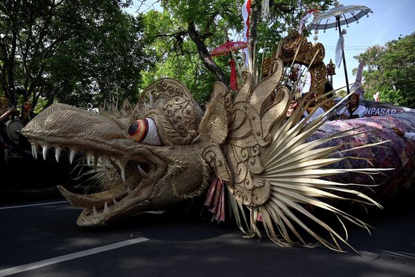 Người dân Bali tham giadiễu hành tại Liên hoan Nghệ thuật Bali lần thứ 44 ở Denpasar, Indonesia. - Sputnik Việt Nam