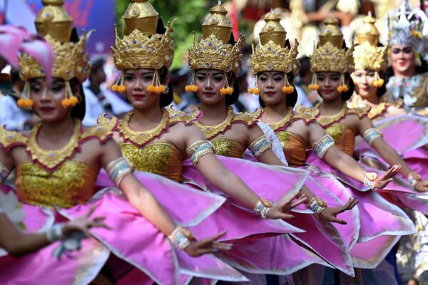 Phụ nữ Bali biểu diễn điệu múa truyền thống trong cuộc diễu hành tại Lễ hội Nghệ thuật Bali lần thứ 44 ở Denpasar trên đảo nghỉ dưỡng Bali, Indonesia. - Sputnik Việt Nam