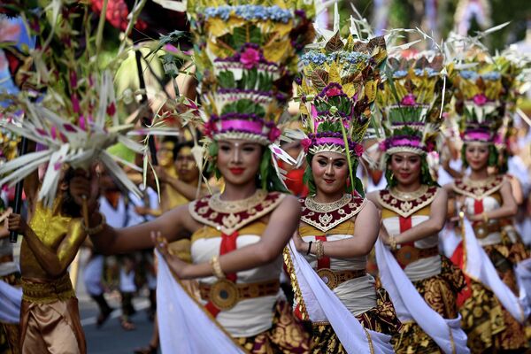 Phụ nữ Bali biểu diễn trong cuộc diễu hành tại Liên hoan Nghệ thuật Bali lần thứ 44 ở Denpasar trên đảo nghỉ dưỡng Bali, Indonesia. - Sputnik Việt Nam