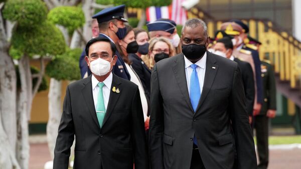 Thủ tướng Thái Lan Prayut Chan-Ocha và Bộ trưởng Quốc phòng Mỹ Lloyd Austin tại lễ đón ở Bangkok - Sputnik Việt Nam