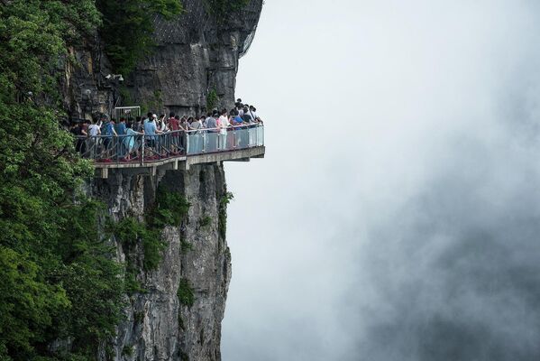 Con đường đi bộsàn kính nổi tiếng ở Trương Gia Giới, Trung Quốc, nơi đưa những người dũng cảm lên cao 1433 mét so với đáy thung lũng. - Sputnik Việt Nam