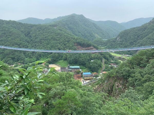 Cầu treo bằng kính ở Wonju, Hàn Quốc. - Sputnik Việt Nam