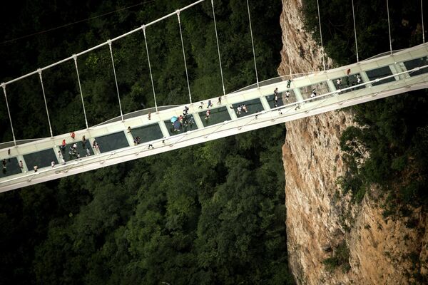 Cây cầu sàn kính cao nhất và dài nhất thế giới bắc qua thung lũng ở Trương Gia Giới, tỉnh Hồ Nam, Trung Quốc, ngày 21 tháng 8 năm 2016. - Sputnik Việt Nam