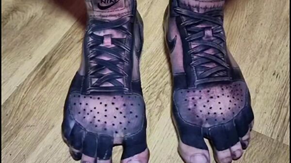 Татуировки на ногах, выполненные в виде кроссовок Nike - Sputnik Việt Nam