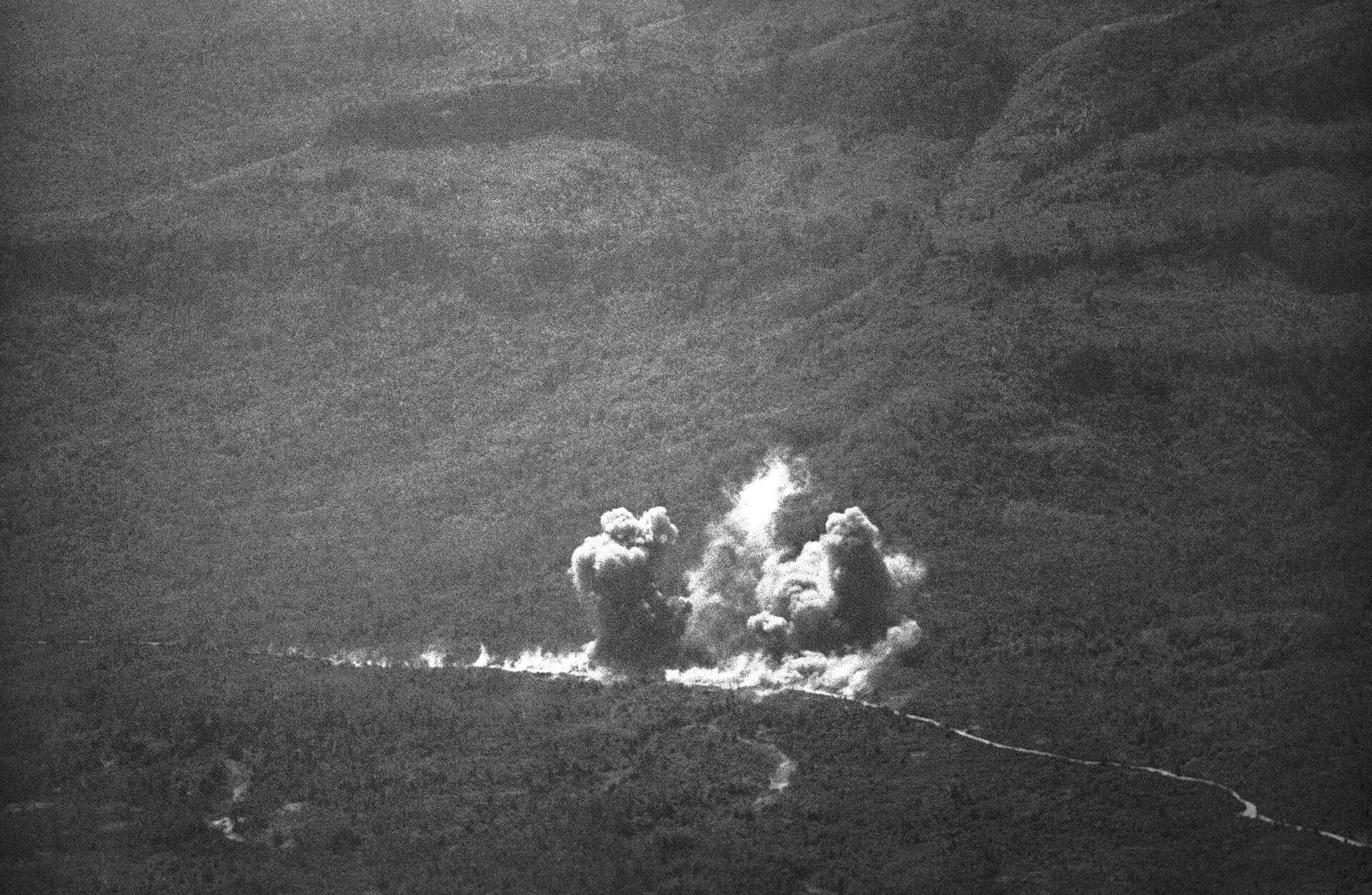Mỹ ném bom đường mòn Hồ Chí Minh ở Lào, 1971 - Sputnik Việt Nam, 1920, 16.06.2022
