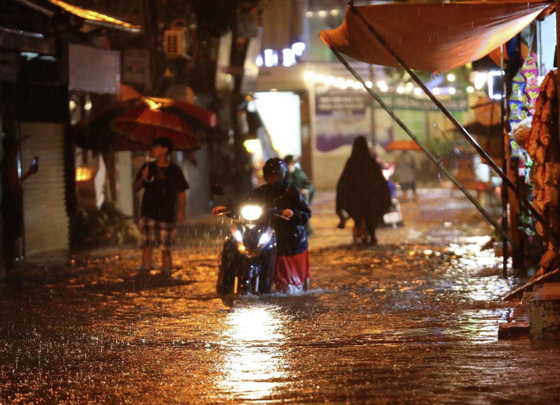Nhiều tuyến phố Hà Nội ngập sâu sau trận mưa lớn tối 13/6 - Sputnik Việt Nam, 1920, 15.06.2022