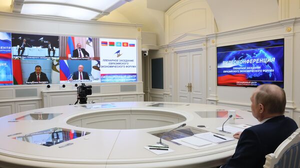 Tổng thống Nga Vladimir Putin phát biểu tại Diễn đàn Kinh tế Á-Âu - Sputnik Việt Nam