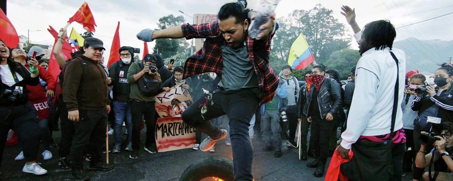 Một học sinh nhảy qua chiếc lốp xe đang cháy trong cuộc biểu tình chống chính phủ ở Quito - Sputnik Việt Nam, 1920, 18.06.2022