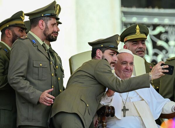 Giáo hoàng Francis chụp ảnh tự sướng với các sĩ quan quân đội Ý tại Vatican. - Sputnik Việt Nam