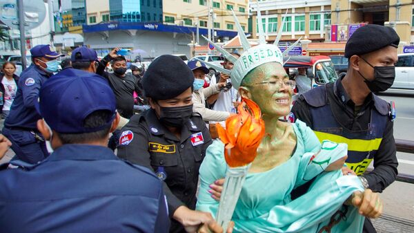Nhà hoạt động nhân quyền người Mỹ gốc Campuchia Theari Seng hóa trang thành Tượng Nữ thần Tự do sau khi bị kết tội phản quốc tại Tòa án thành phố Phnom Penh - Sputnik Việt Nam