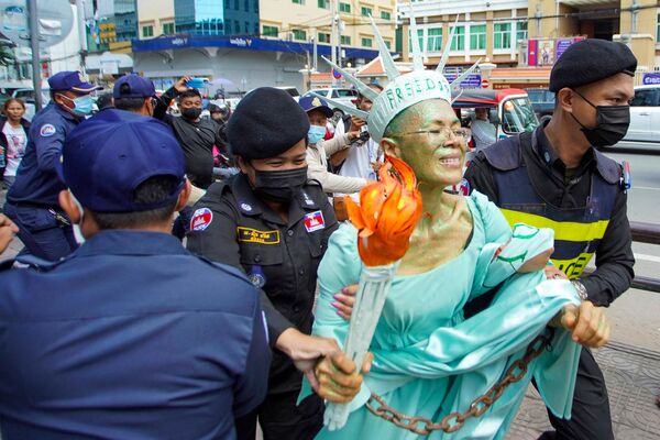 Nhà hoạt động nhân quyền người Mỹ gốc Campuchia Theari Seng hóa trang thành Tượng Nữ thần Tự do sau khi bị kết tội phản quốc tại Tòa án thành phố Phnom Penh. - Sputnik Việt Nam