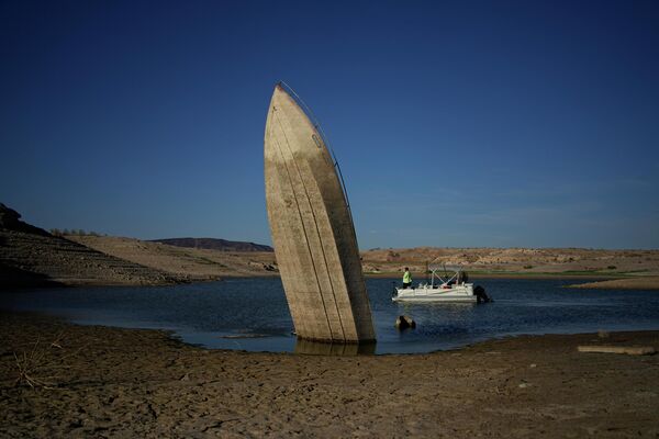 Một chiếc thuyền bị chìm trước đó trên Hồ Mead ở Hoa Kỳ, được cắm cọc đánh dấu sau khi nước cạn. - Sputnik Việt Nam