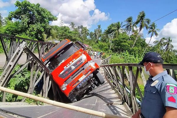 Xe tải bị lật sau khi sập cây cầu ở Catigbian, Philippines. - Sputnik Việt Nam