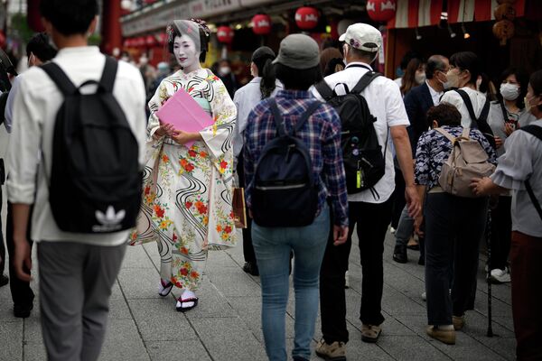 Một geisha mặc kimono truyền thống của Nhật Bản đi dọc con phố mua sắm ở Asakusa, Tokyo, Nhật Bản. - Sputnik Việt Nam