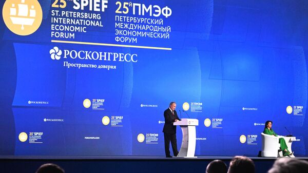 Tổng thống Nga Vladimir Putin tại Diễn đàn Kinh tế Quốc tế St. Petersburg - 2022 - Sputnik Việt Nam