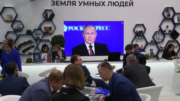 Màn hình phát bài phát biểu của Tổng thống Nga Putin tại phiên họp toàn thể của Diễn đàn Kinh tế Quốc tế St.Petersburg lần thứ 25. - Sputnik Việt Nam