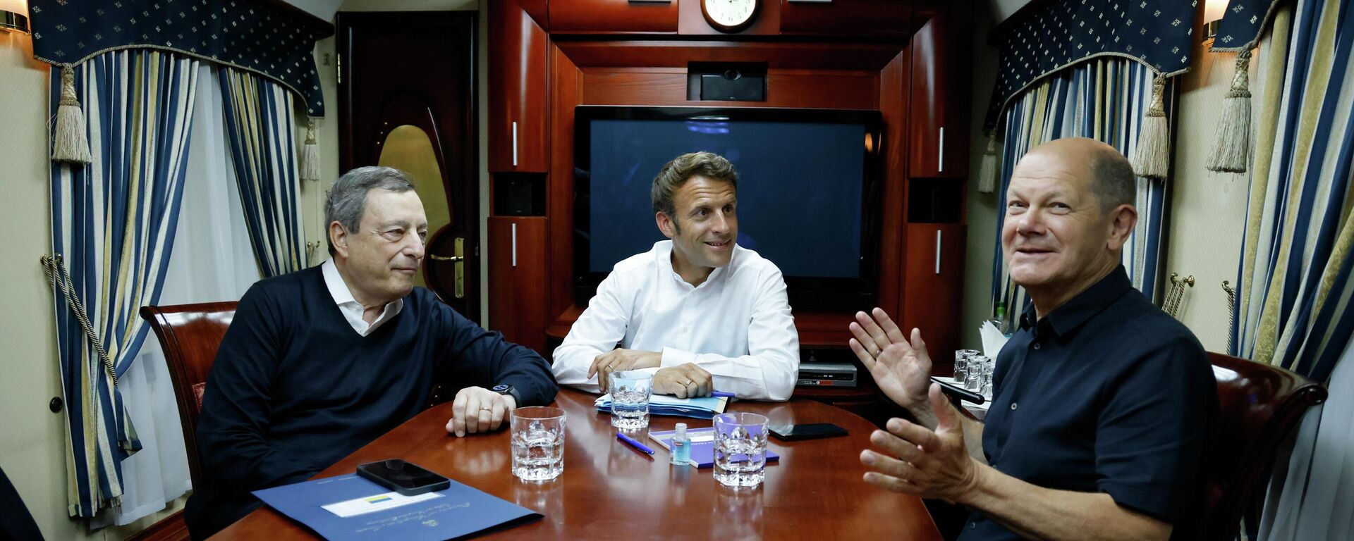 Thủ tướng Ý Mario Draghi, Tổng thống Pháp Emmanuel Macron và Thủ tướng Đức Olaf Scholz trên chuyến tàu hoả tới Kiev, Ukraina - Sputnik Việt Nam, 1920, 18.06.2022