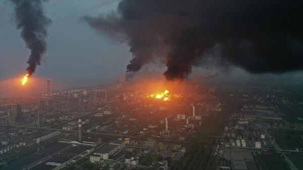 Một vụ cháy lớn tại nhà máy hóa dầu Sinopec Thượng Hải ở khu vực ngoại ô Jinshan của Thượng Hải - Sputnik Việt Nam