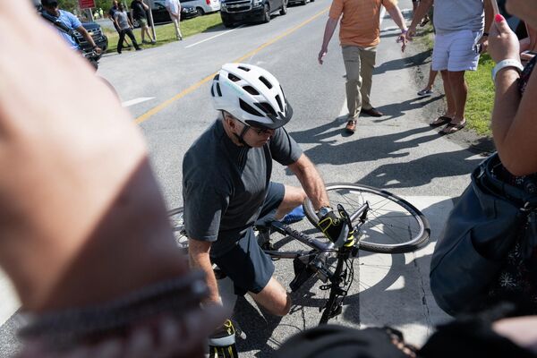 Tổng thống Mỹ Joe Biden ngã xe đạp trước đám đông tại thành phố biển Rehoboth Beach, bang Delaware. - Sputnik Việt Nam
