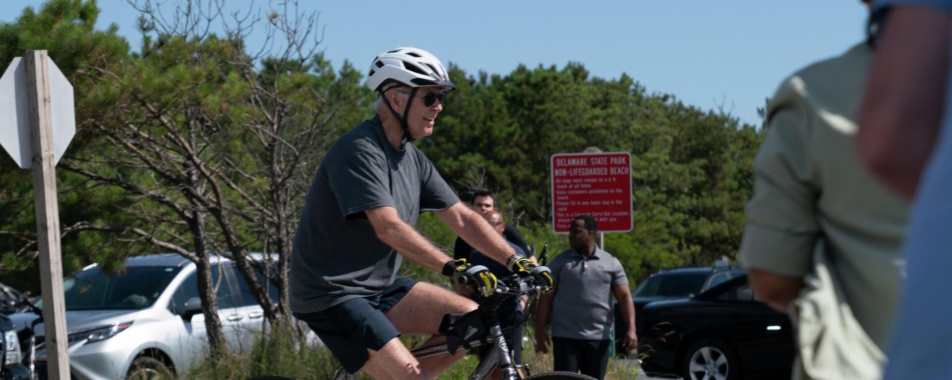 Tổng thống Mỹ Joe Biden đi xe đạp ở khu nghỉ dưỡng Pond Gordons trong thành phố biển Rehoboth Beach, bang Delaware. - Sputnik Việt Nam, 1920, 19.06.2022