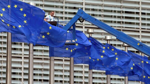 Cờ của EU bên ngoài trụ sở của tổ chức ở Brussels - Sputnik Việt Nam