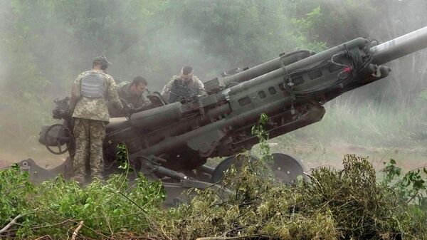 Украинский военный с американской буксируемой гаубицей M777 - Sputnik Việt Nam