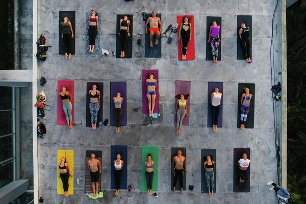 Học viên trên sân thượng của ARA Yoga Caracas trong Ngày Quốc tế Yoga ở Caracas. - Sputnik Việt Nam