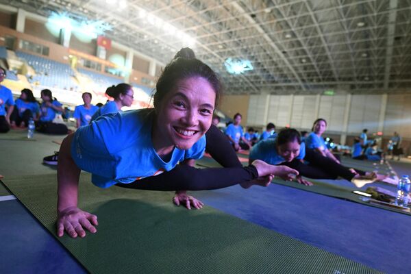 Lớp yoga đại trà tại Hà Nội trước Ngày Quốc tế Yoga. - Sputnik Việt Nam