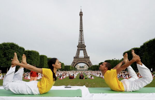 Lớp yoga 8Mass trên Champ de Mars phía trước Tháp Eiffel ở Paris nhân kỷ niệm Ngày Quốc tế Yoga. - Sputnik Việt Nam