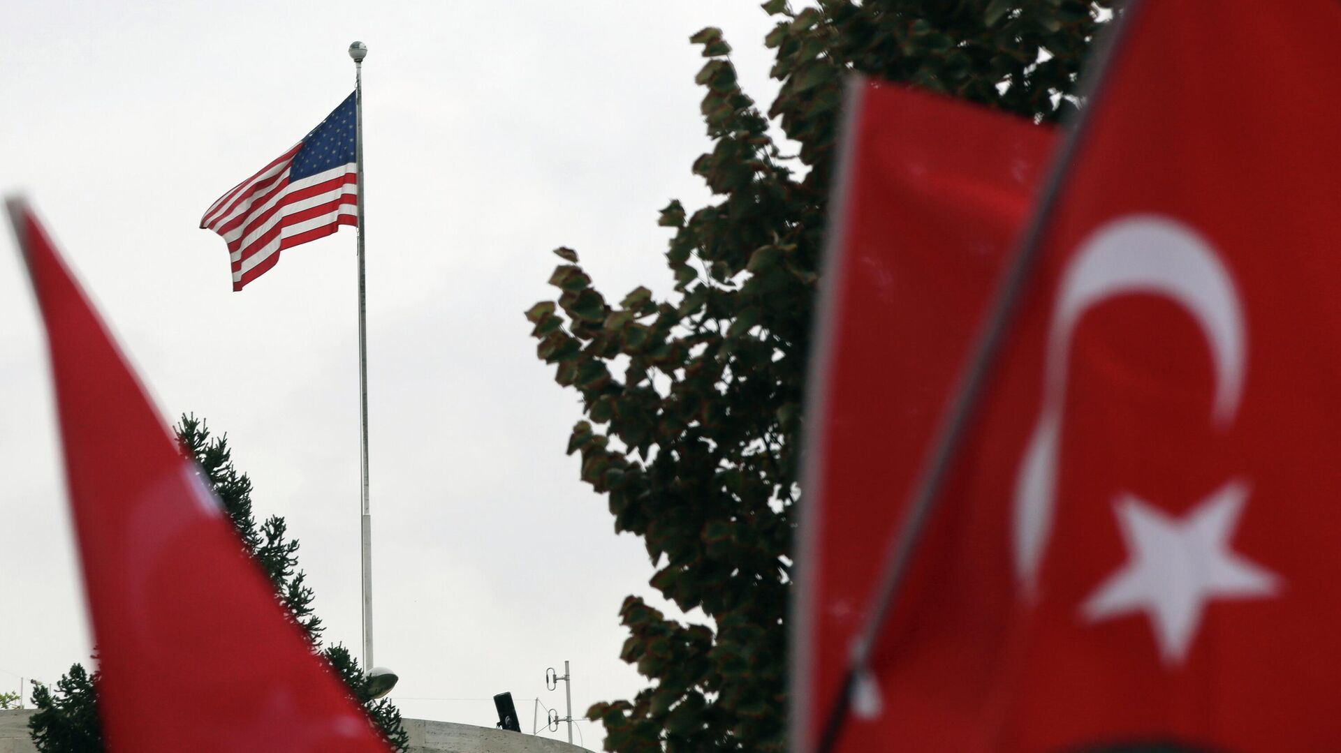 Cờ Mỹ trên tòa nhà Đại sứ quán Mỹ ở Ankara - Sputnik Việt Nam, 1920, 21.06.2022