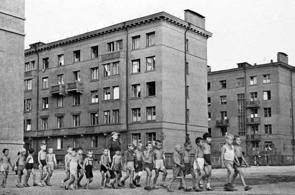 Bắt đầu chiến tranh. Trẻ em trên đường phố, thành phố Moskva, ngày 23 tháng 6 năm 1941. - Sputnik Việt Nam
