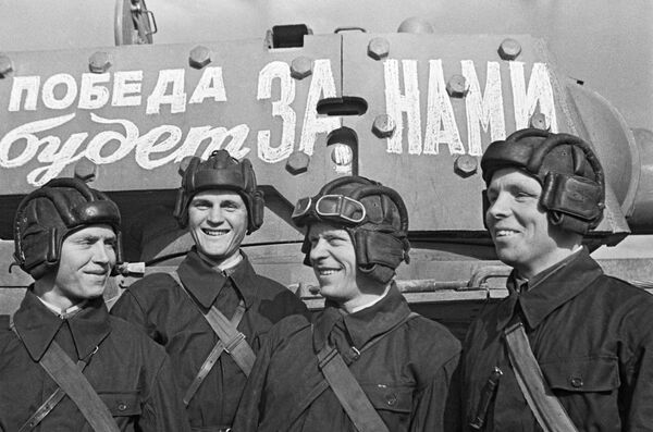 Học viên tốt nghiệp Học viện Cơ khí và Cơ giới của Hồng quân thuộc Học viện Quân sự mang tên Stalin. Trước giờ mặt trận. Moskva, tháng 6 năm 1941. - Sputnik Việt Nam